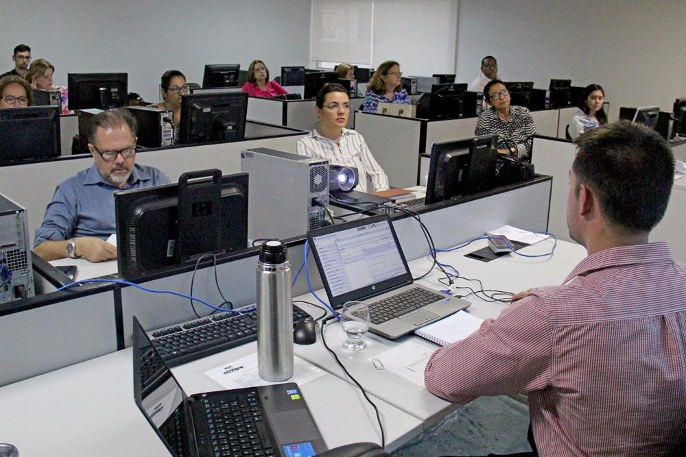 Thema capacita servidores do Tribunal de Alagoas para melhor aproveitamento do módulo ADMRH